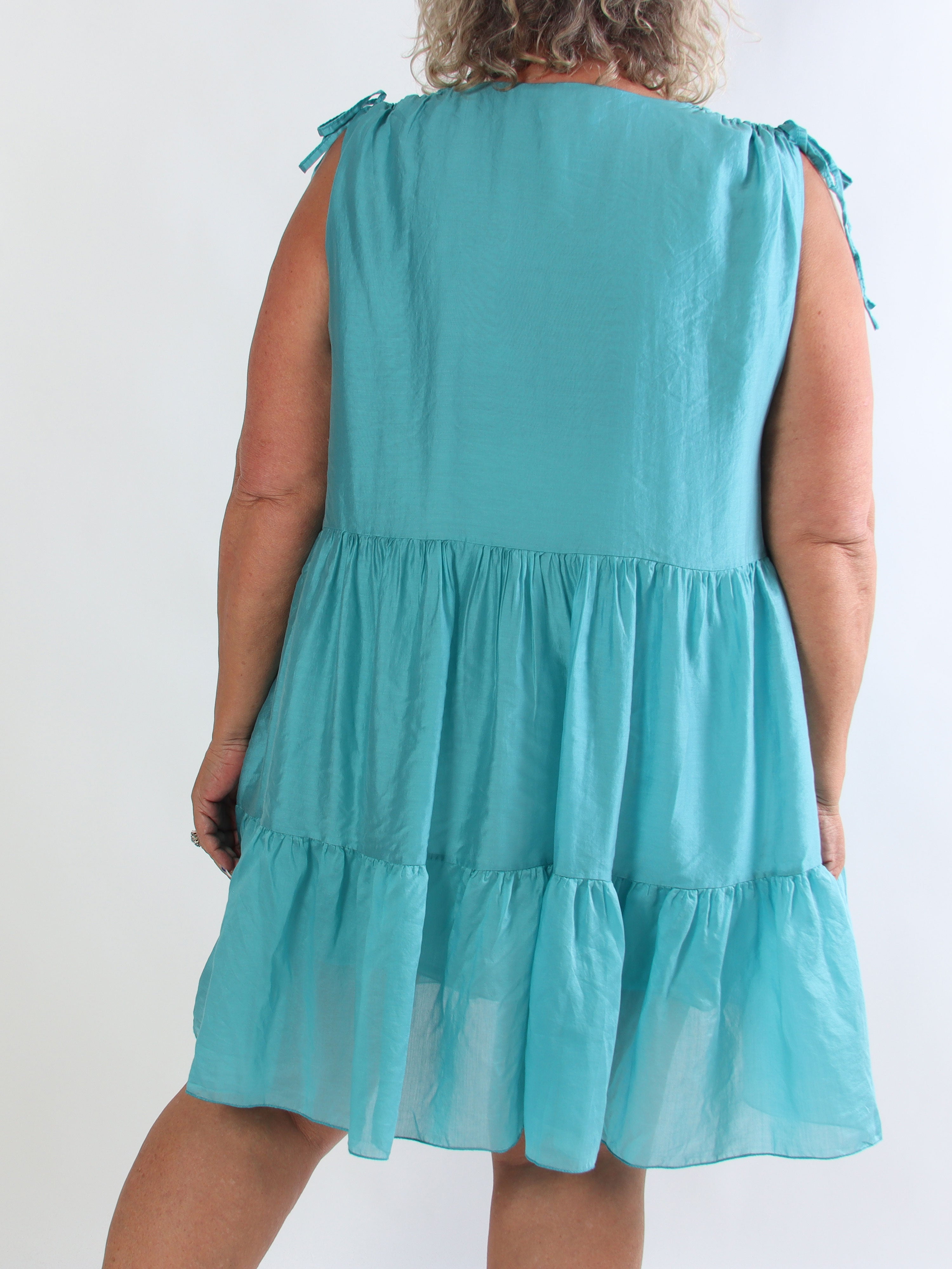 Branka - Lag-på-lag plus size kjole med fine rynkedetaljer ved skuldrene